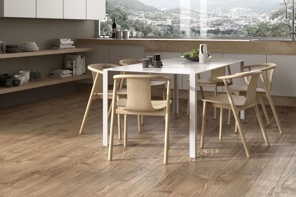 Cuisine et salle à manger avec mobilier design et carrelage imitation parquet et bois au sol