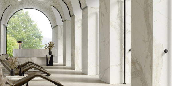 Arche d'hotel avec carrelage imitation marbre Active Surfaces Marble Active