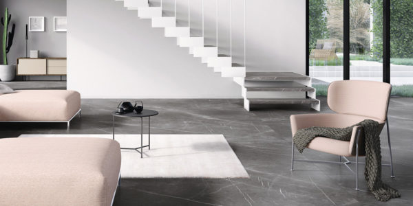 Salon avec carrelage imitation marbre Active Surfaces Marble Active