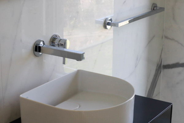 Carrelage marbre blanc, salle de bain, lavabo, Neuchâtel