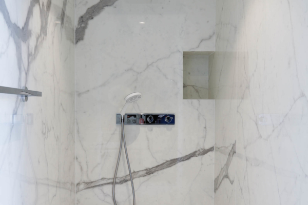 Carrelage marbre blanc, salle de bain, douche italienne, niche, Neuchâtel