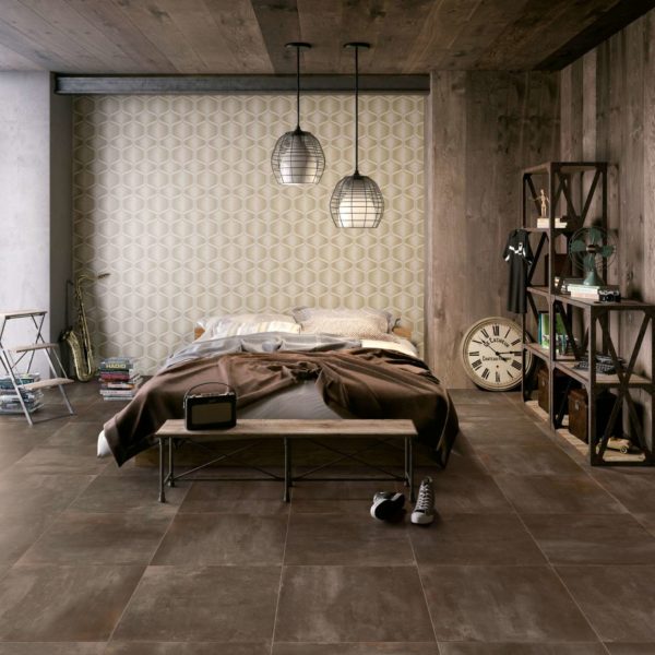 Chambre à coucher avec sols et mur recouverts de carrelage imitation métal de couleur rouille, carrelage Radical Shabby Brown