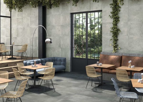 Terrasse de restaurant avec carrelage imitation béton Soft Concrete Hexagon gris