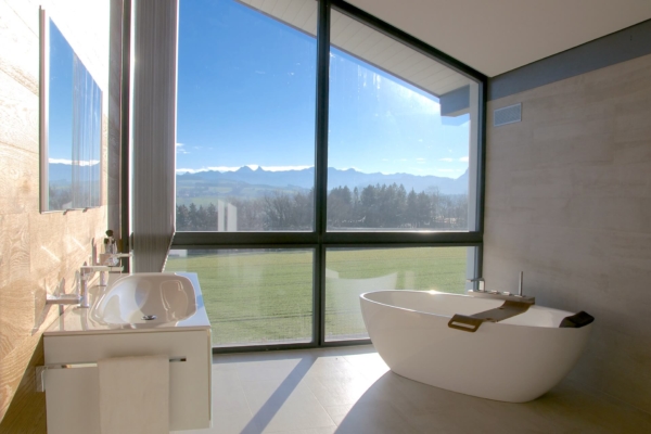 Carrelage de salle de bain dans une maison individuelle, baignoire et sanitaire canton de Vaud