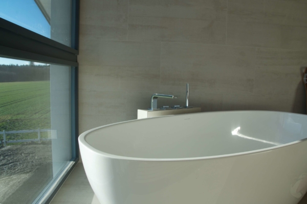 Carrelage de salle de bain dans une maison individuelle, baignoire, canton de Vaud