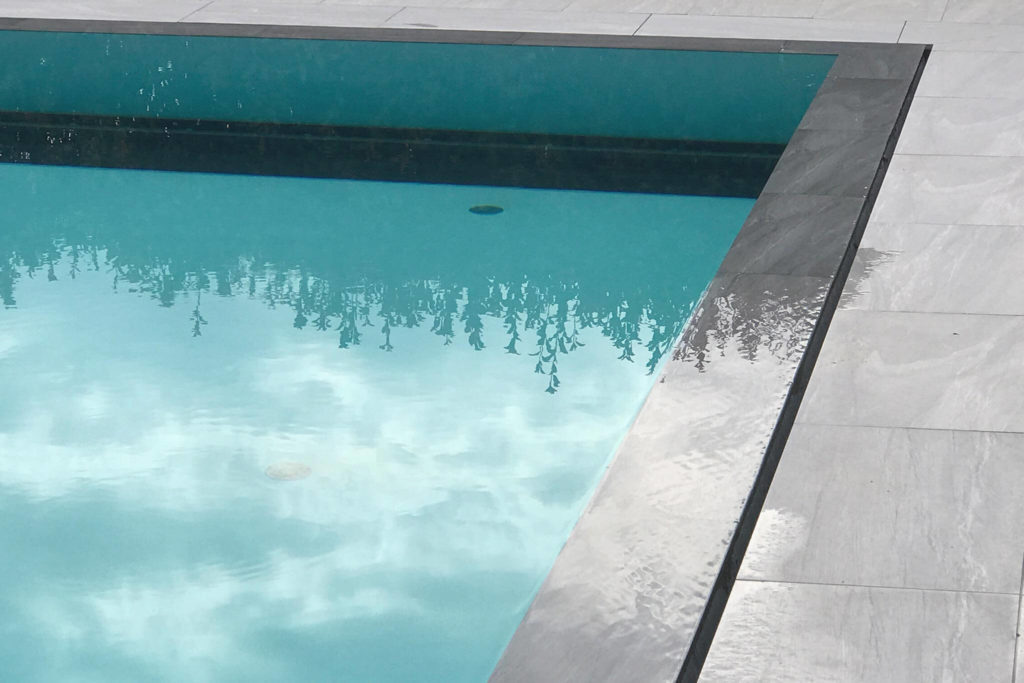 Piscine en carrelage, terrasse, étanchéité, mosaïque, piscine à débordement, canton de Vaud