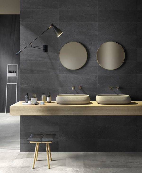 Salle de bains avec carrelage imitation pierre Pietra di Basalto noir
