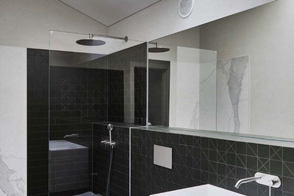 Carrelage dans une salle de bain design, douche italienne avec carrelage imitation marbre
