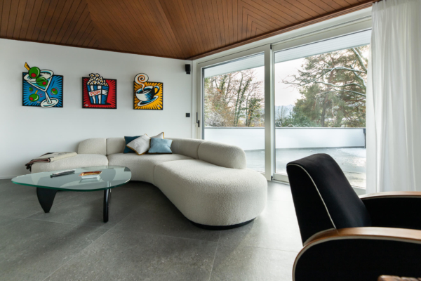 Carrelage dans un séjour avec mobilier design et vintage. Montreux, Vaud.