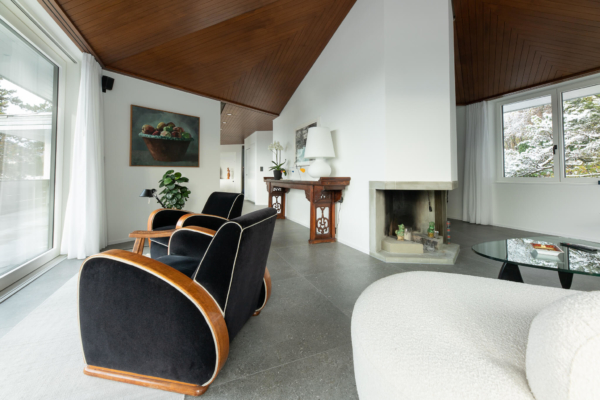 Carrelage dans un séjour avec mobilier design et vintage. Maison d'architecte à Montreux