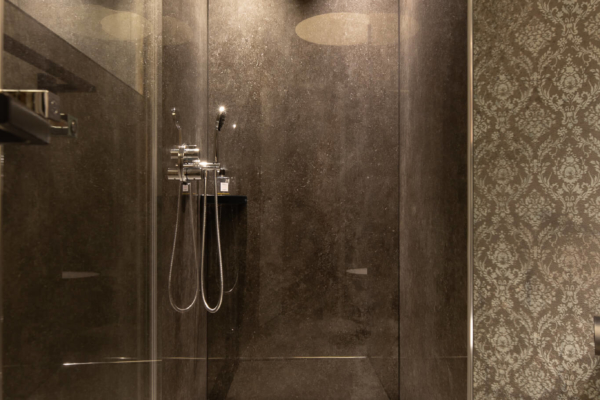 Douche italienne avec carrelage grand format. Rénovation d'une salle de bain à Montreux