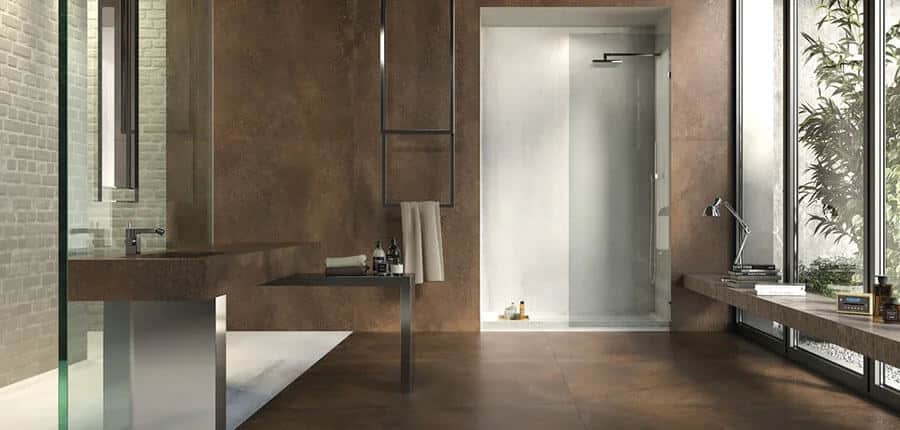 Salle de bains avec carrelage imitation métal couleur rouille