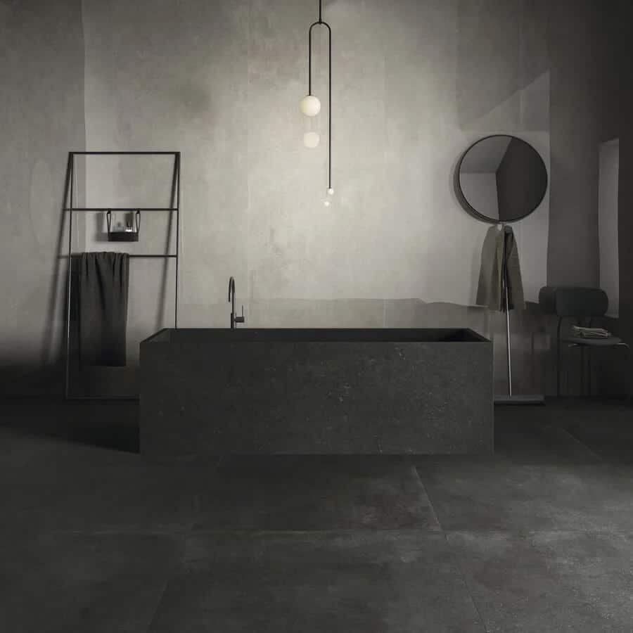 Salle de bains avec carrelage imitation pierre de couleur noire