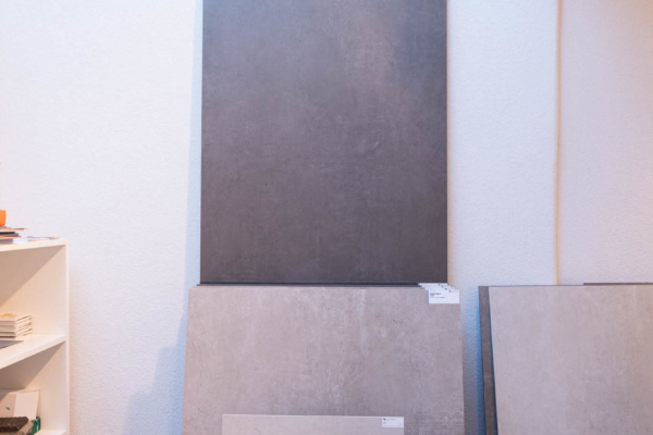 Carrelage grand format effet béton gris à notre showroom de Pully