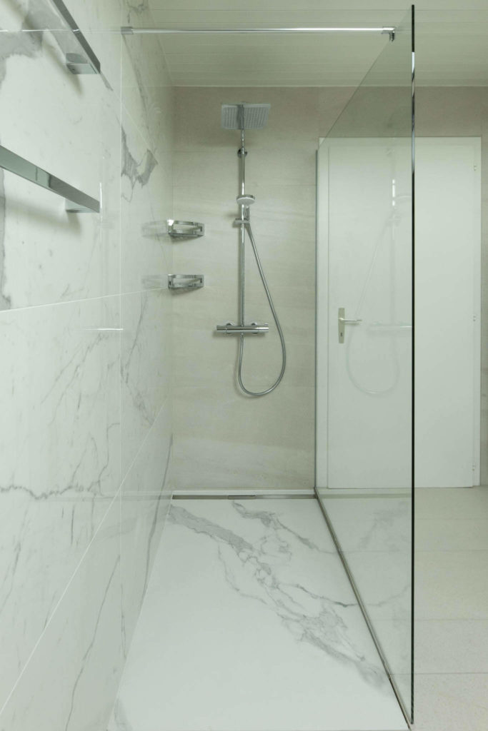 Douche italienne avec carrelage grand format en deux motifs dans une salle de bains à Bussy-sur-Moudon