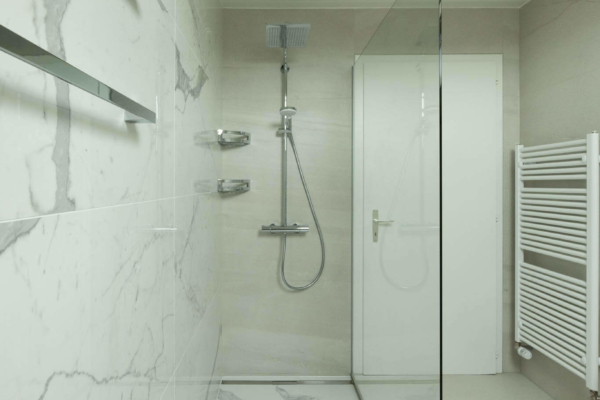 Douche italienne avec baie vitrée comme protection