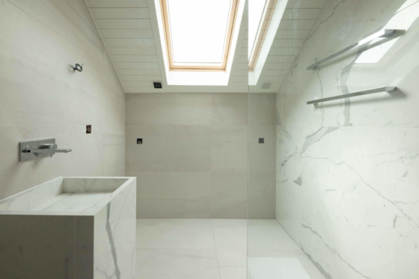 Vue générale d'une salle de bain avec carrelage calacatta et gris active surfaces