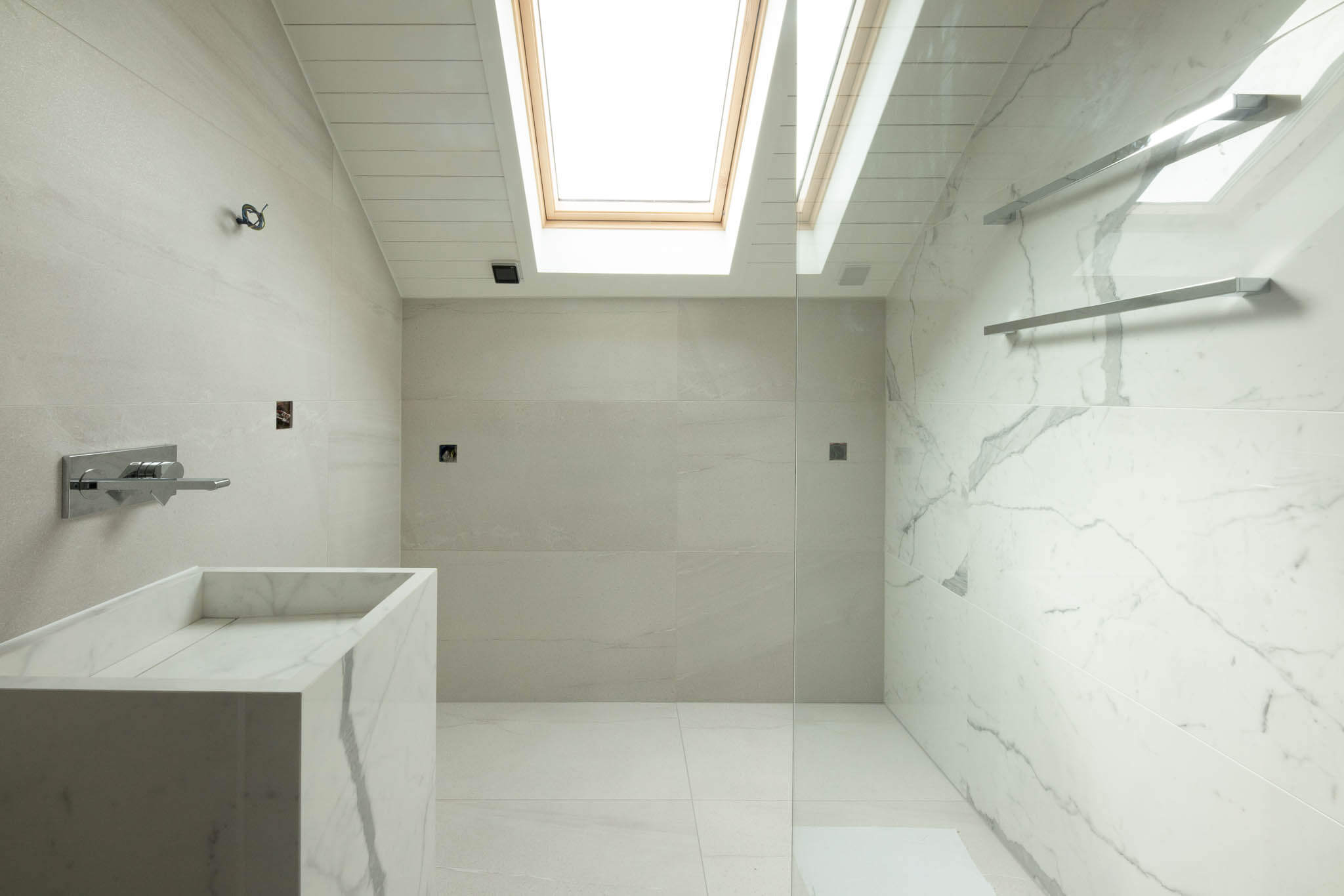Salle de bains rénovée avec carrelage blanc et beige un carrelage imitation marbre