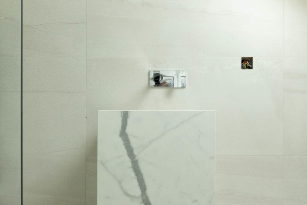Meubles avec lavabo en carrelage imitation marbre