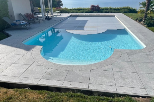 Terrase en carrelage autour d'une piscine à St-Prex