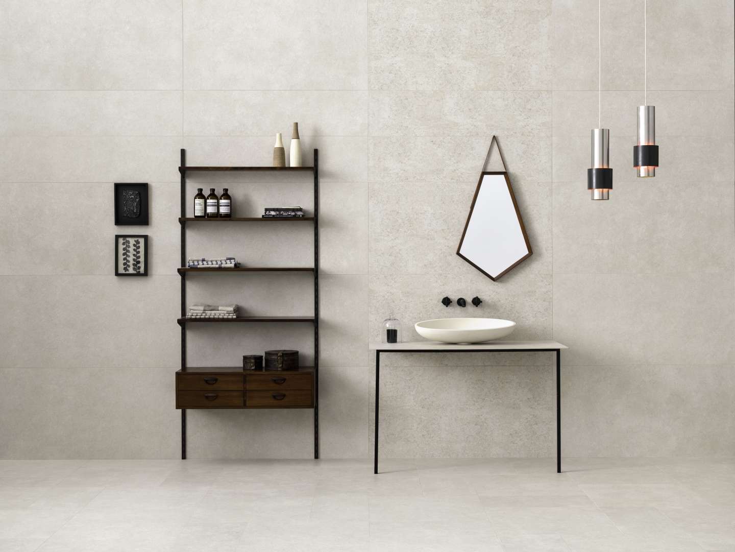 Salle de bain avec étagère, lavabo. Carrelage imitation pierre Silk Stone