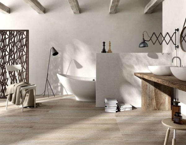 Salle de bains avec murs et baignoire blanc, sol avec carrelage imitation parquet au sol In Wood