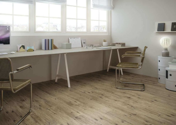 Bureau avec carrelage imitation bois au sol, modèle Pure Wood Amber