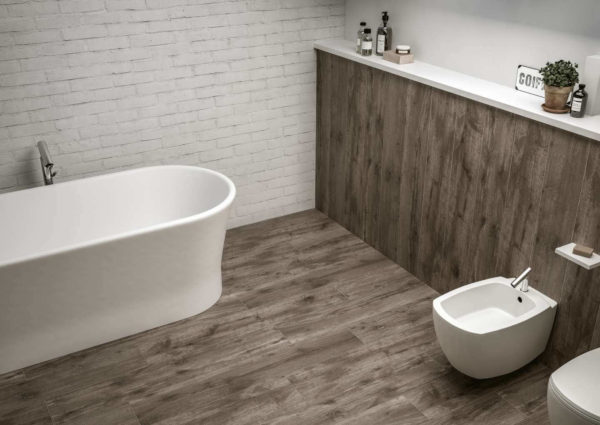 Salle de bains recouvert d'un carrelage imitation bois gris, modèle Pure Wood
