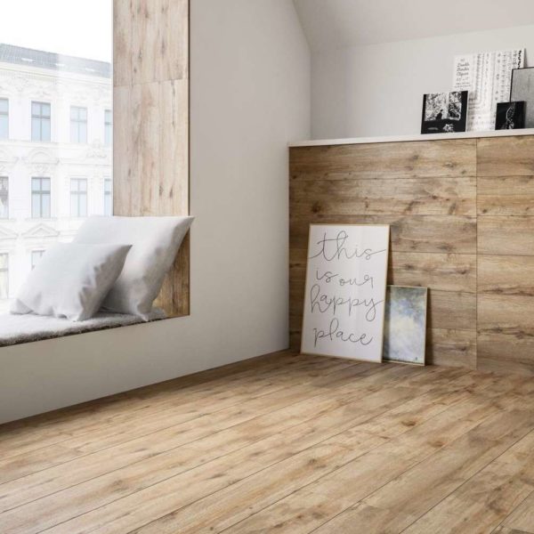 Chambre à coucher avec carrelage imitation parquet couleur brun bois