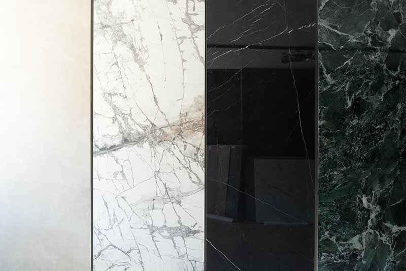 Carrelage grand format imitation marbre dans un showroom