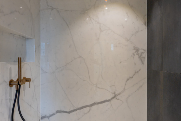 Salle de bains rénovées avec douche italienne avec carrelage imitation marbre et carrelage anthracite