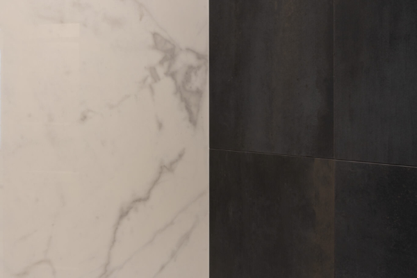 Gros de sur le contraste en carrelage imitation marbre et carrelage gris anthracite
