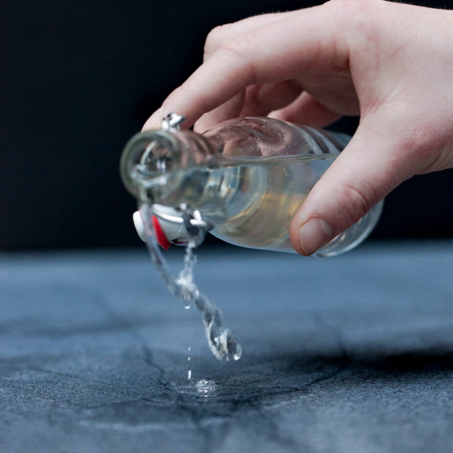 Carrelage active surfaces avec une main qui verse de l'eau