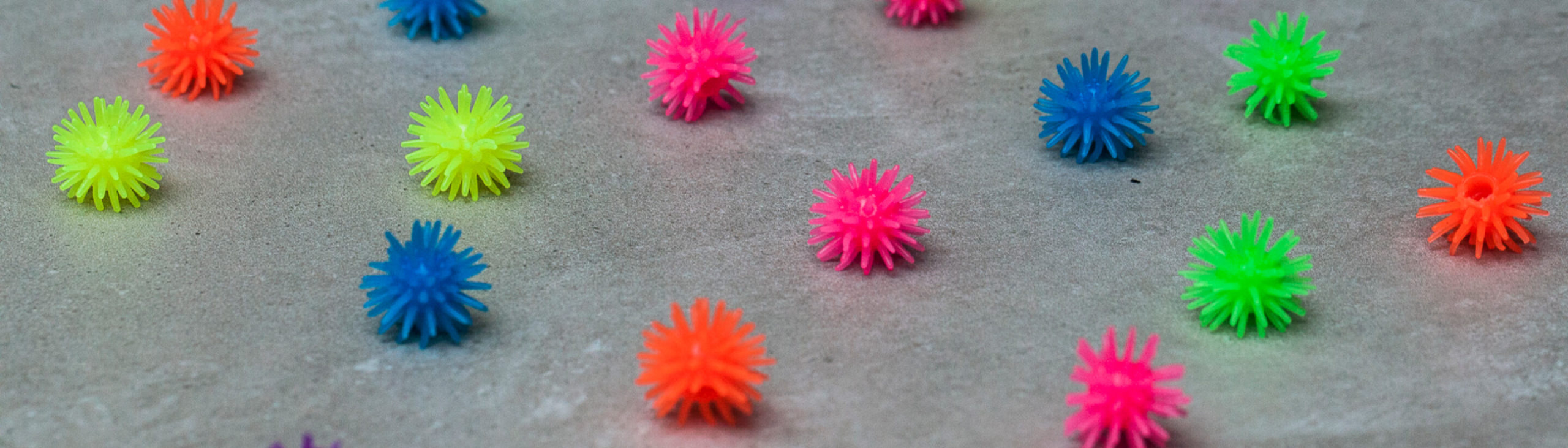Carrelage Active Surfaces avec jouets de couleurs vives représentants des virus