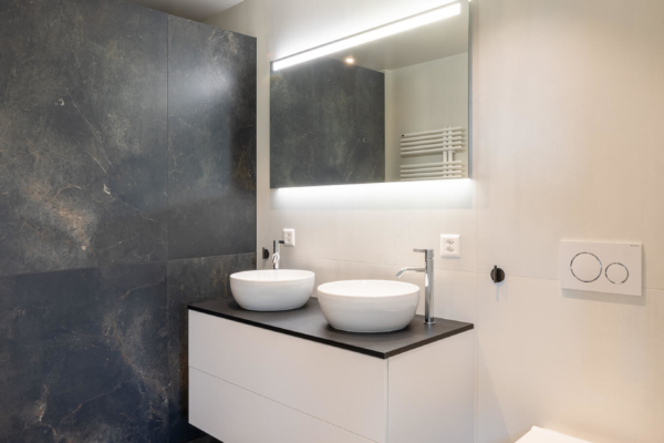 Salle de bains avec carrelage imitation pierre noir au sol et carrelage imitation beton gris