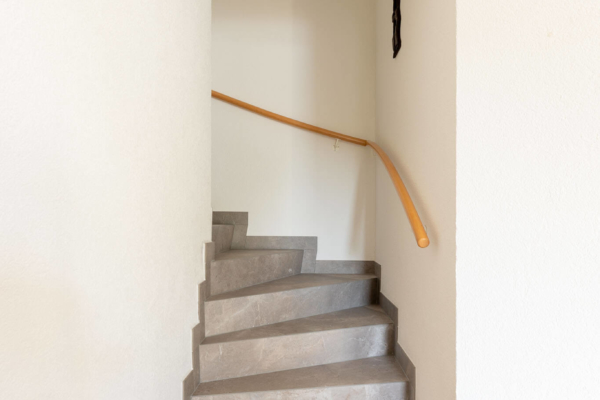 Escalier avec carrelage gris imitation pierre