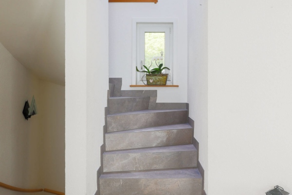 Escalier avec carrelage gris