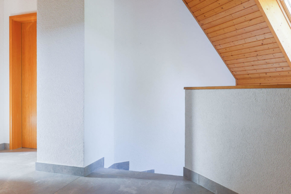 Hall de maison avec carrelege imitation pierre gris