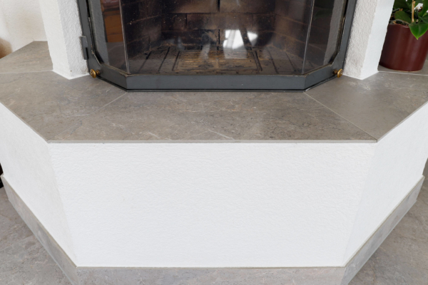 Détail de cheminée avec carrelage gris