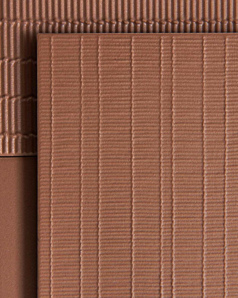 Gros plan du carrelage De Decoratori Bassanesi, carrelage petits formats texturés de couleur terracota