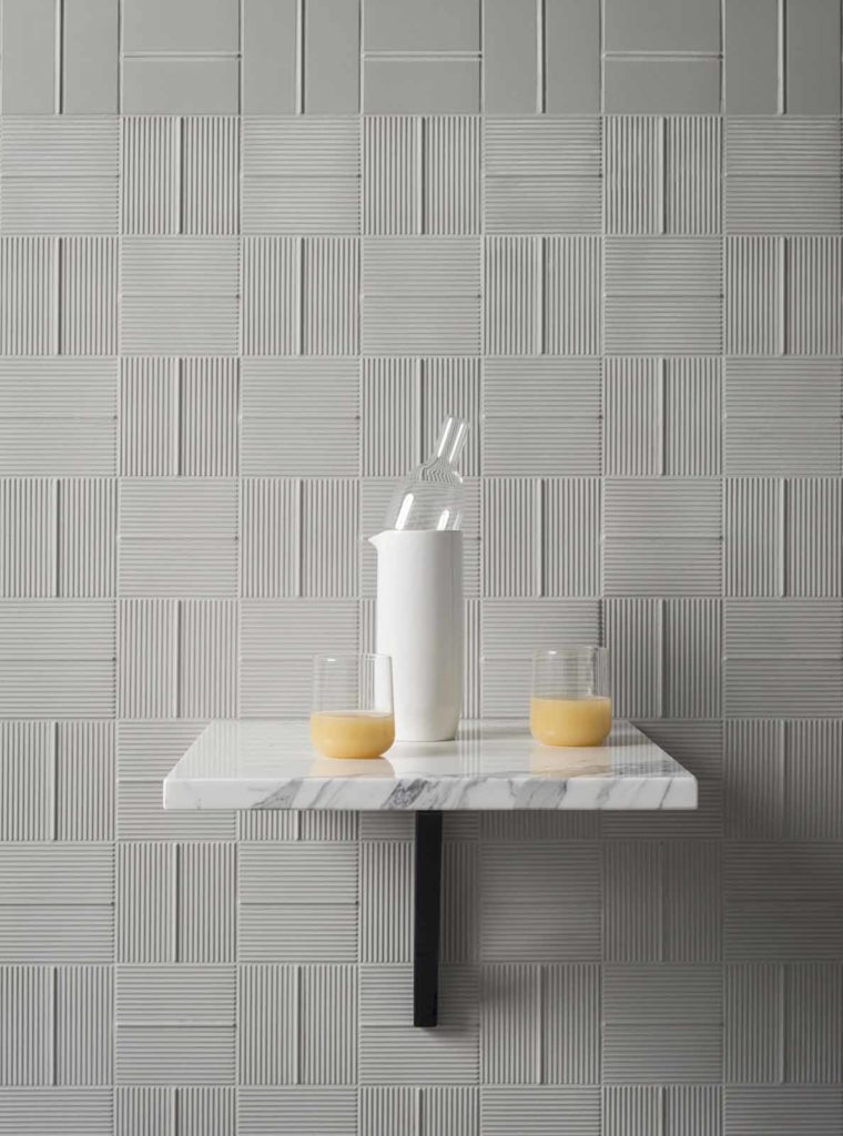 Mur avec carrelage blanc texturés de Decoratori Bassanesi