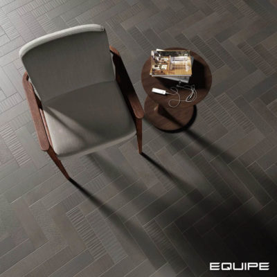 Chaise et table sur sol avec carrelage Babylone noir