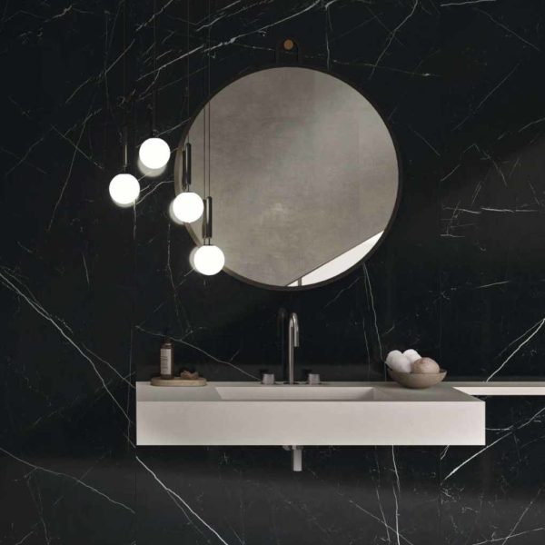 Salle de bains avec carrelage imitation marbre grand format Great Elite Marquina