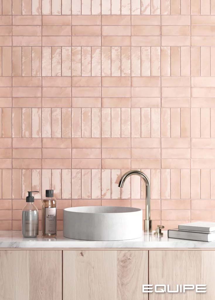 Mur de salle de bain avec carrelage petit format en zellige rose. Zellige est une grande tendance carrelage 2023