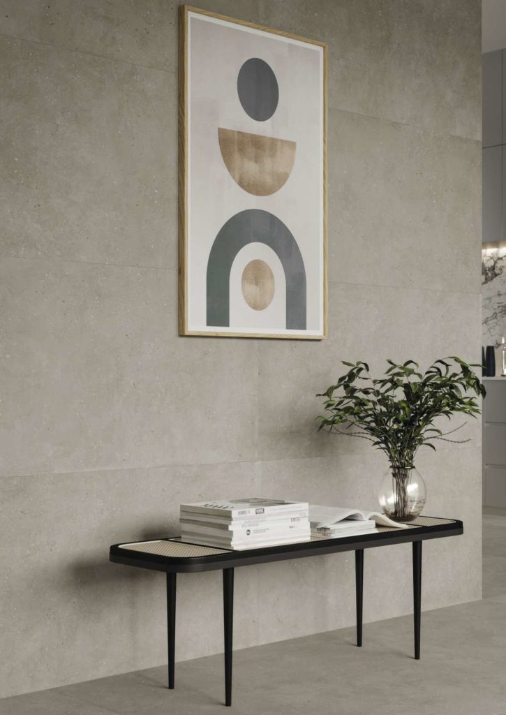 Mur de salon avec carrelage imitation pierre de couleur grise