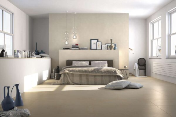 Chambre à coucher avec carrelage beige au sol. Collection Just Beige